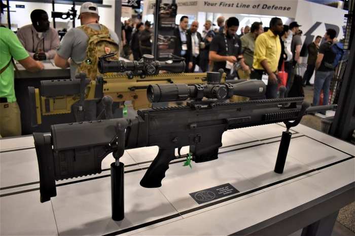FN SCAR 20S під набій 6.5 Creedmoor буде доступна на ринку цивільної зброї у чорному та коричневому кольорах.