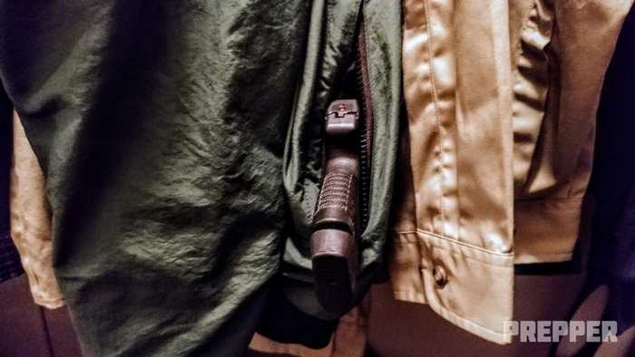 Карманы курток, висящих в шкафу, подойдут для временного хранения оружия.