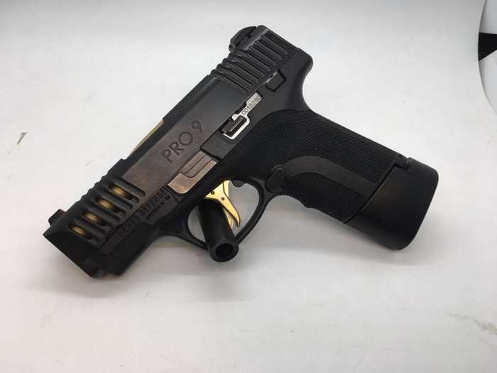 Пістолет Honor Defense Pro9 має портований ствол золотого кольору, магазин на 10+1 набоїв та плаский спусковий гачок.