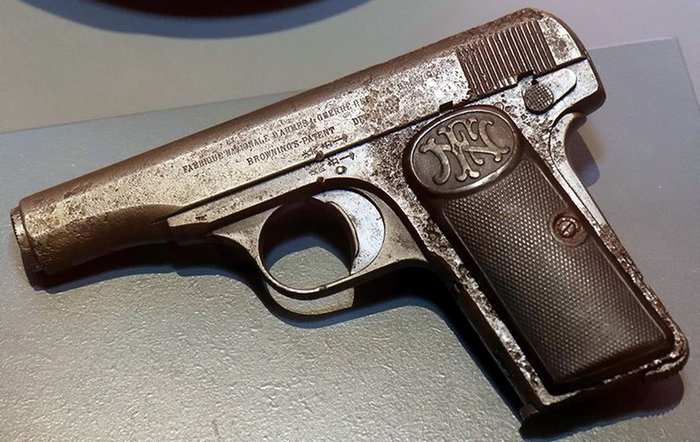  «Браунинг» FN M1910 одного из участников убийства эрцгерцога Фердинанда — Гаврило Принцип использовал такой же.