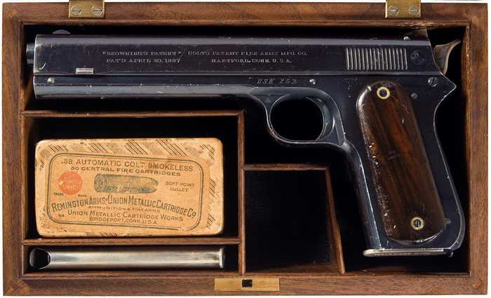 «Кольт-Браунинг» M1900 в деревянной коробке с пачкой патронов .38 ACP и запасным магазином