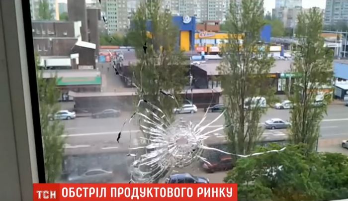 У Києві злочинці в черговий раз обстріляли продуктовий ринок на Троєщині.