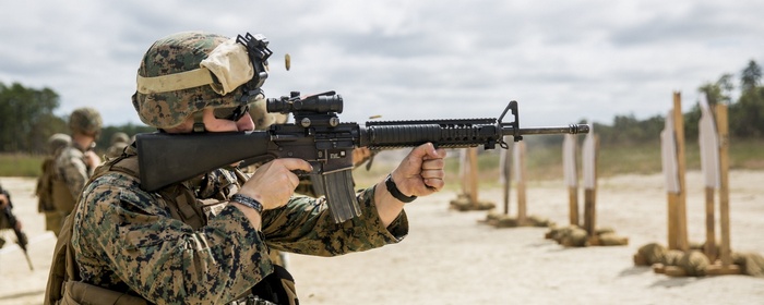 Морський піхотинець з гвинтівкою M16A4.