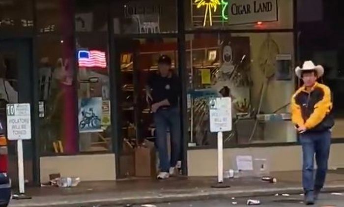 Озброєні власники магазина розігнали мародерів