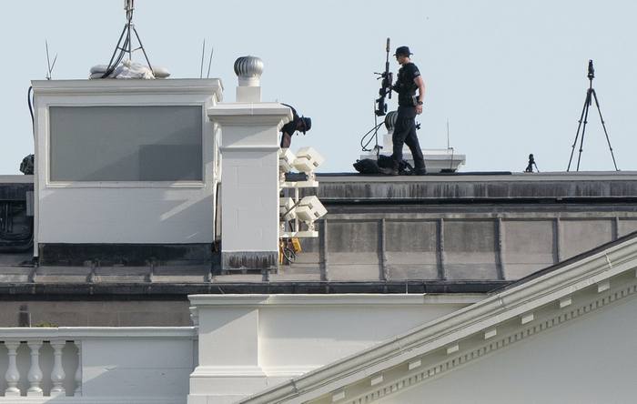 Пара снайперів на даху Білого дому.