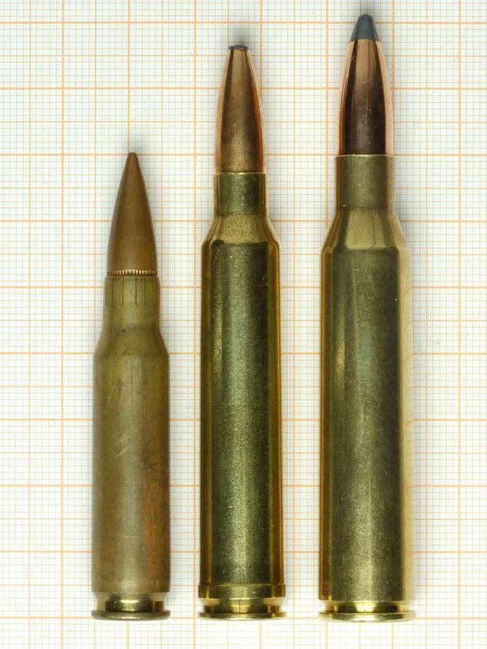 Набої зліва направо: .308 Winchester, .300 Winchester Magnum, .338 Lapua Magnum.