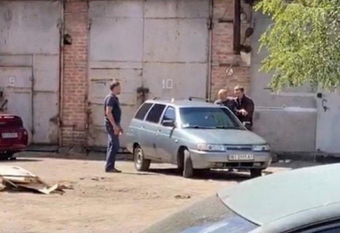 Зараз зловмисник виїхав в сторону Києва на службовому автомобілі поліції ВАЗ-2111.