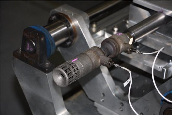 Micro-Smuzzle 7 з датчиками тиску встановлено на стенд для вимірювання внутрішнього тиску і швидкості продування.