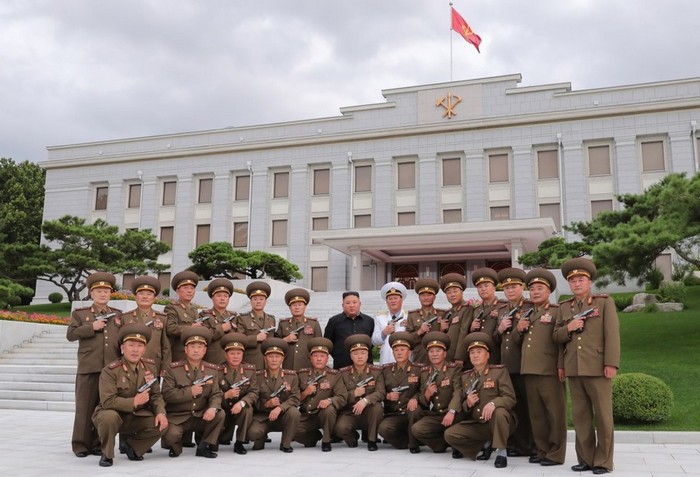 Лідер КНДР вручив ряду воєначальників Корейської народної армії нагородні пістолети «Пектусан».