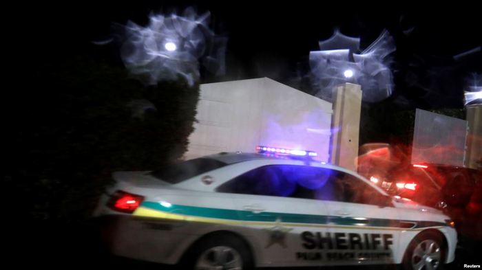 Поліцейська машина біля в'їзду в маєток Мар-а-Лаго в Палм-Біч, штат Флорида