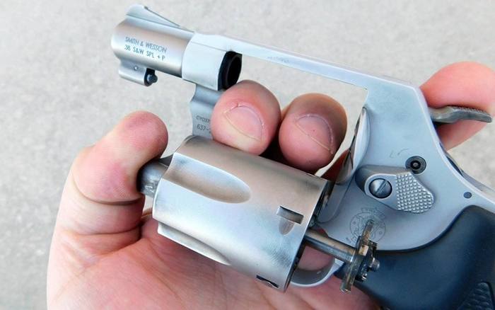 Як і більшість курносих револьверів, Model 637 має ручний ежектор для видалення стріляних гільз.
