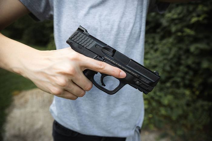 Пістолет лежить в руці ідеально, хоча текстура руків'я видається занадто агресивною.