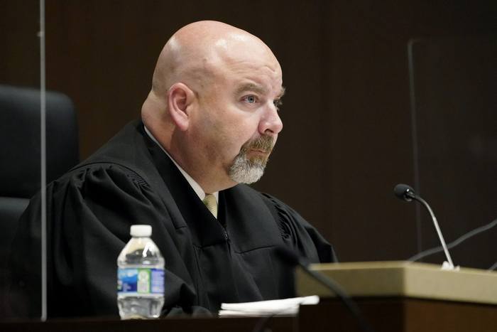 Суддя округу Лейк Пол Новак заслуховує адвоката Джона Пірса.