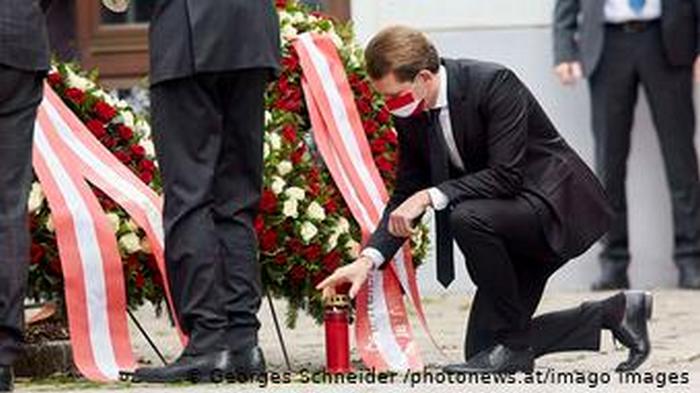 Канцлер Австрии Себастьян Курц на месте теракта в Вене почтил память погибших
