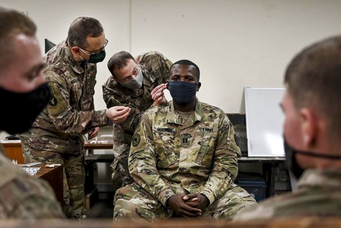 Навіть на уроці бойової акупунктури всі солдати носять маски.