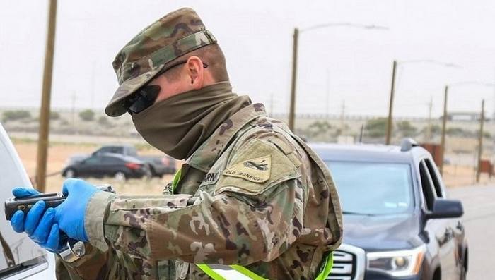 Американський солдат використовує аксесуар для захисту обличчя, що відповідає регламенту армії США щодо масок.