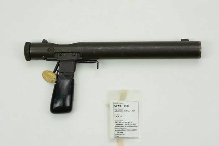 Пістолет Велрод перебував на озброєнні до часів Фолклендської війни.