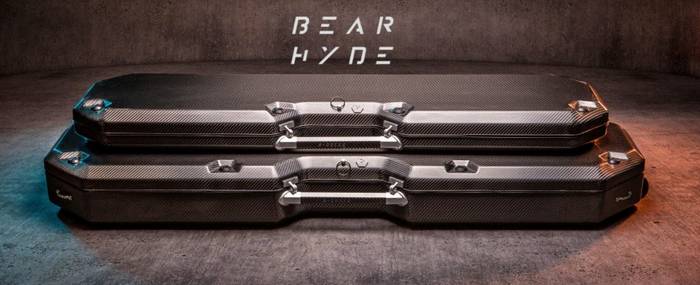 Кейси компанії Bear Hyde виготовляються з вуглеволокна, яке є дуже легким матеріалом.