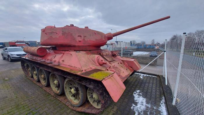 Чоловік з Чехії з 1990-х років тримав танк Т-34-85 та самохідну установку SD-100