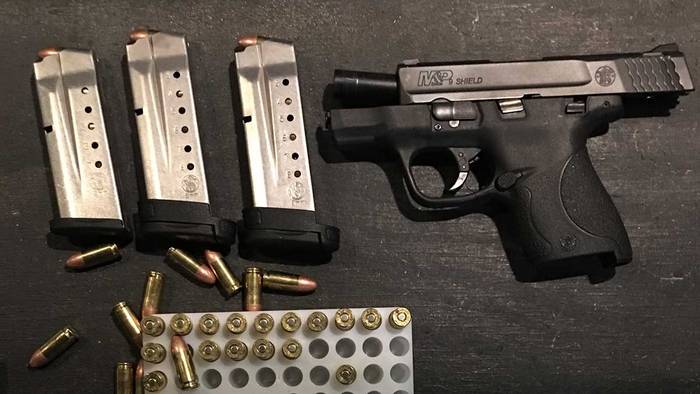 Пістолетом Smith & Wesson M&P 9 Shield дуже легко користуватись однією рукою.