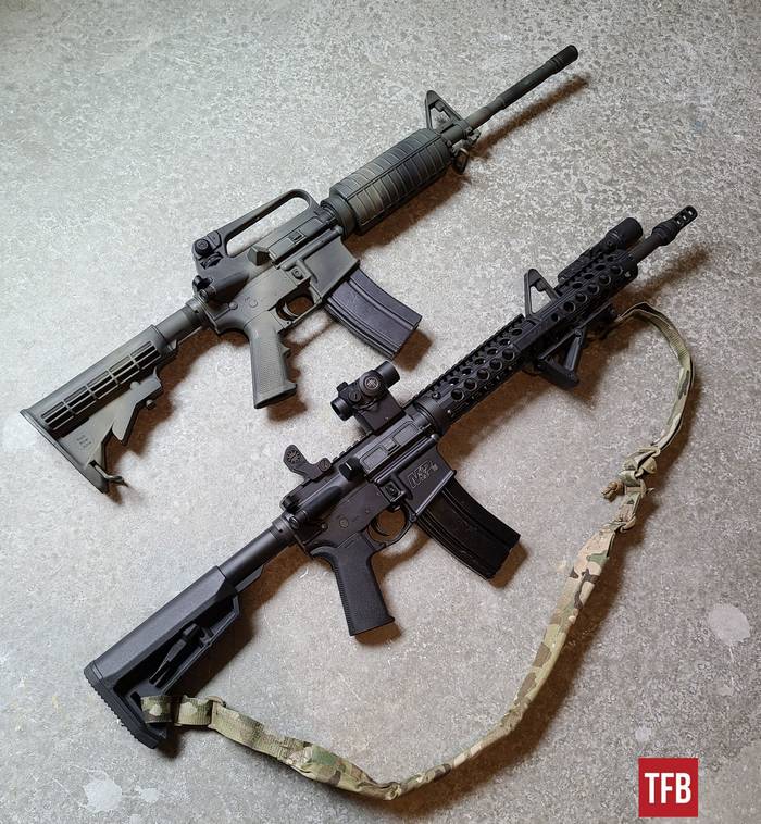 Збірна гвинтівка AR-15 поруч зі Smith & Wesson M&P-15R.