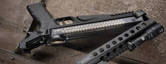 В FN P90 магазин встановлюється губами вниз, тоді як в KelTect P50 – вверх. Ствол пістолета піднімається разом з кришкою.