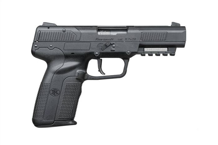 Пістолет FN FiveSeveN калібру 5,7x28 має полімерну рамку з магазином на 20 набоїв, а також напіввільний затвор.