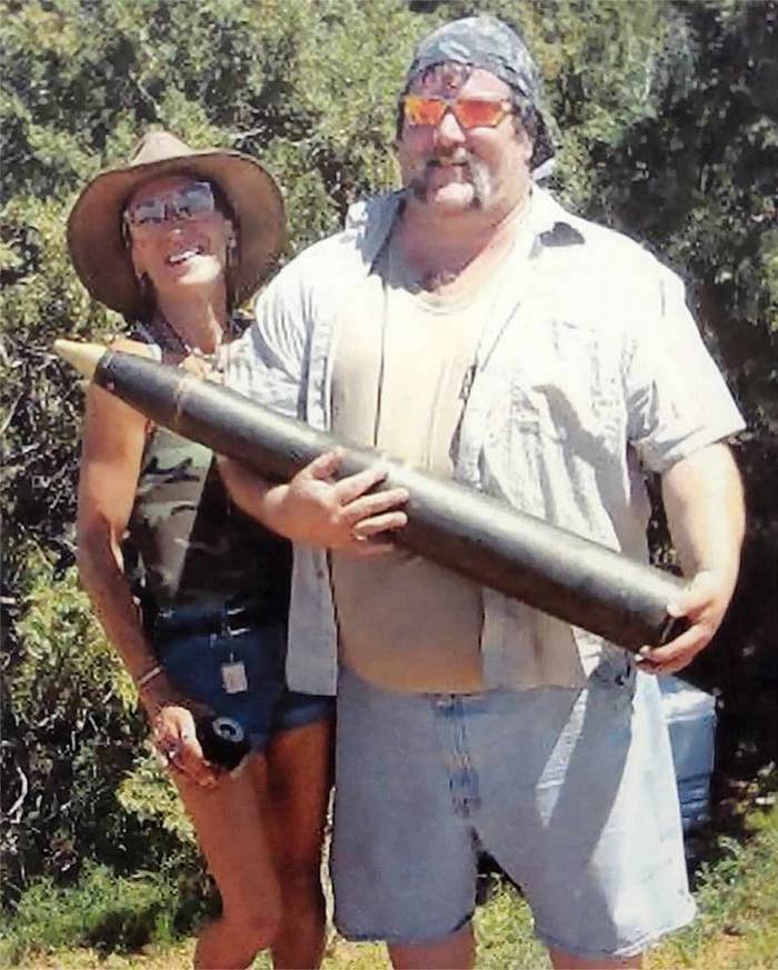 Ден Хемілтон з 90-мм тренувальним снарядом та його дружина Енн.