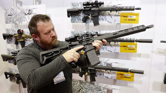 AR-подібна гвинтівка від SIG Sauer на виставці під час щорічного заходу NRA в Індіанаполісі в 2019 р.   