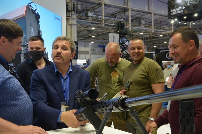 Гвинтівка «Володар обрію» та її розробник Іван Лукашевич під час виставки «Зброя та Безпека – 2021»