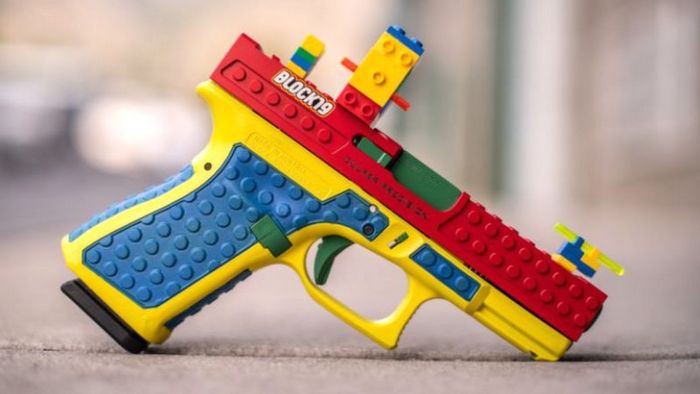 Стилізований під іграшку справжній пістолет