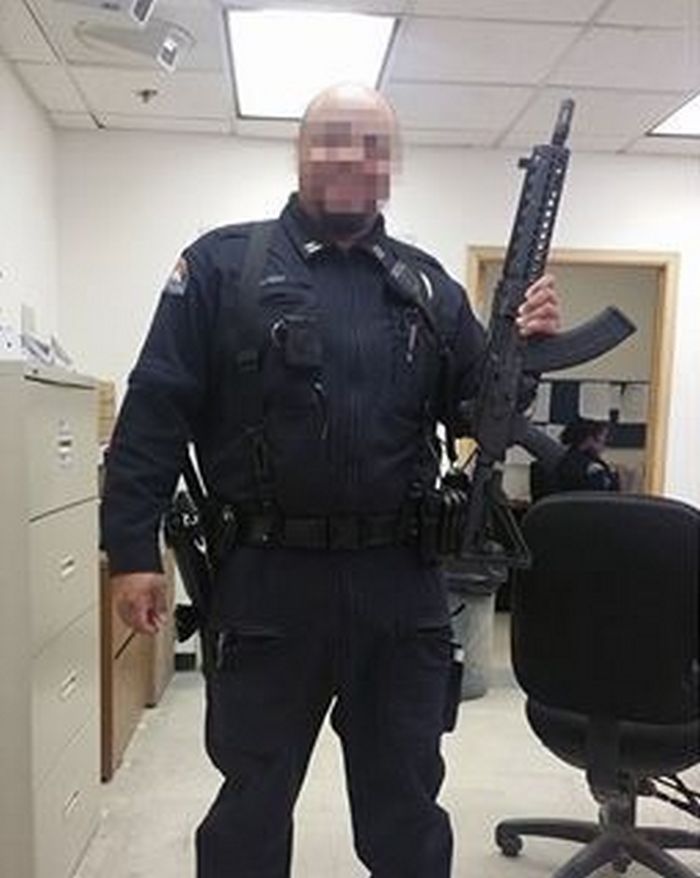 Американські поліціянти, які озброєні автоматами Калашникова