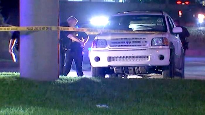 Правоохоронці обстежують авто, в якому застрелили 29-річного чоловіка, який був за кермом, Г'юстон, штат Техас, США, 21 серпня 2021 року