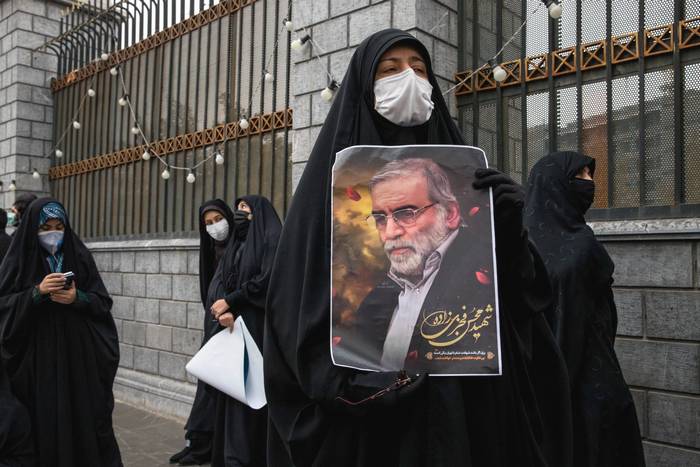 Батько іранської ядерної програми Мохсен Фахірзаде завжди залишався в тіні, а фотографій з його зображенням було мало. Ця фотографія з'явилася на мученицьких постерах після його смерті.