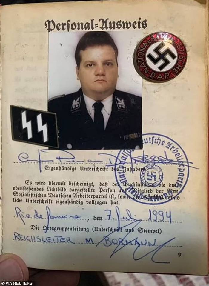 Поліція виявила нацистський документ, що засвідчує особу, з особистими даними Ліньяреса.