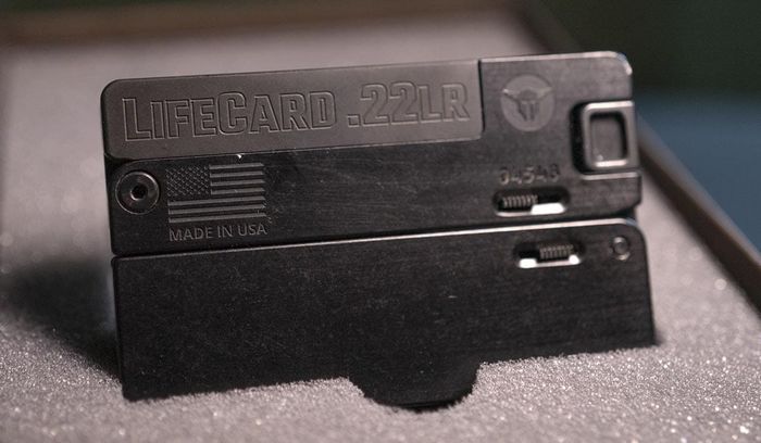 У складеному стані пістолет LifeCard нагадує стопку карт і легко поміщається у нагрудній кишені.