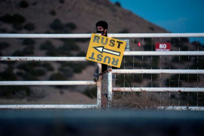 Охоронець заблокував вхід на ранчо Bonanza Creek, де розташований знімальний майданчик фільму “Іржа”. 