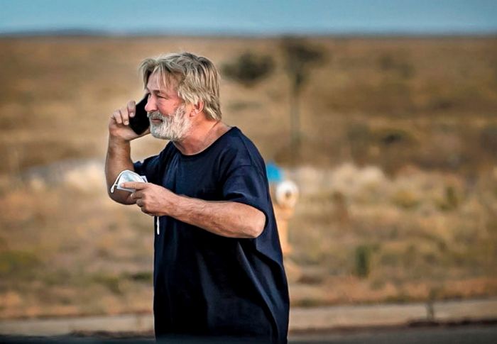 Алек Болдвін з кимось говорить по телефону на парковці біля офісу шерифа округу Санта Фе.