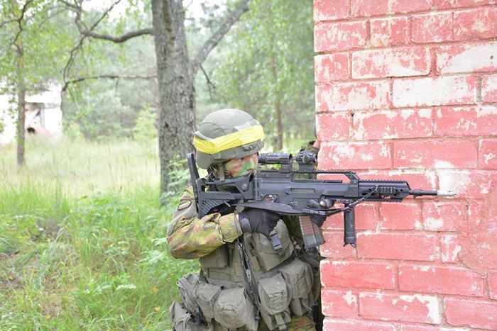 Литовські солдати тренуються з автоматами G36KA4M1.