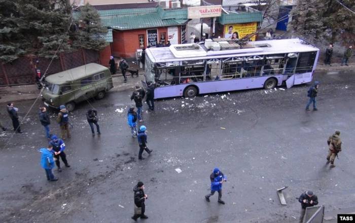 Обстріл тролейбусу в донецькому районі Боссе у січні 2015 року. Тоді російські канали подали це як обстріл ЗСУ, згодом було з'ясовано, що міномет базувався у тилу бойовиків. Загинули 13 людей