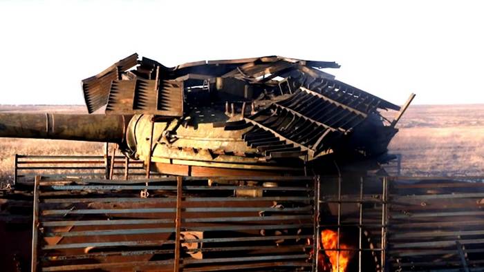 Наслідки влучання Javelin у танк-мішень із захисними екранами. Фото: пресслужба ООС
