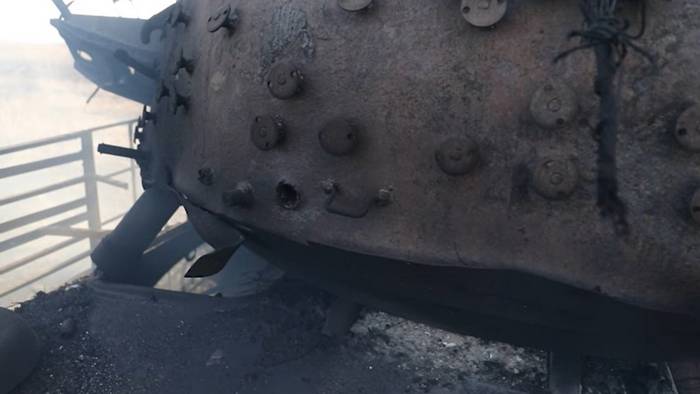 Наслідки влучання Javelin у танк-мішень із захисними екранами. Помітне місце ураження. Фото: пресслужба ООС