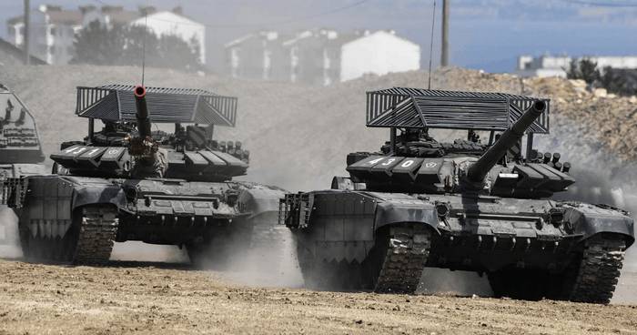 Танки ЗС РФ Т-72Б3М з новим захистом в окупованому Криму. Серпень 2021
