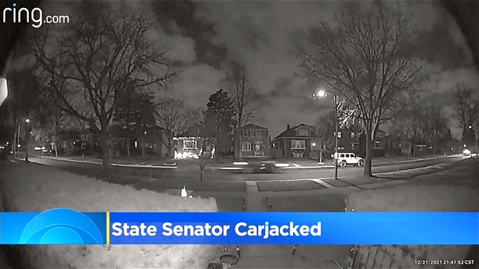Камера відеонагляду зафіксувала, як злочинці покинули місце пограбування на краденому автомобілі.