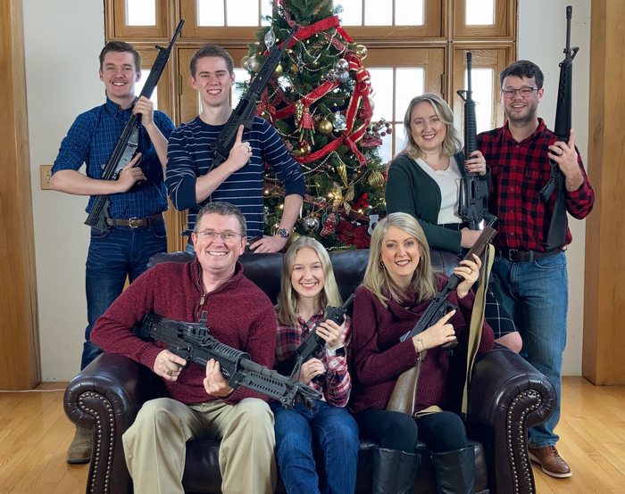 Різдвяна листівка озброєної родини конгресмена США Томаса Массі
