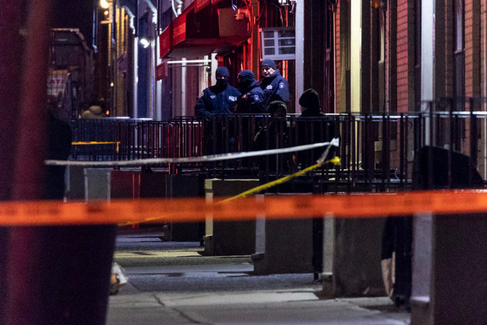 Поліція Нью-Йорку на місці стрілянини в Гарлемі 21 січня 2022 р., де один офіцер загинув та ще один дістав тяжке поранення. Вони прибули на виклик через сварку матері та її дорослого сина.