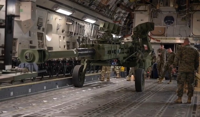 Завантаження гаубиць M777 у США для Збройних Сил України. Травень 2022. Кадр з відео Міноборони США 