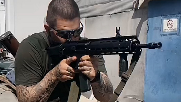 Український боєць зі штурмовою гвинтівкою GROT