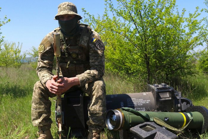 Український військовий та ПТРК Javelin. Фото: АрміяInform