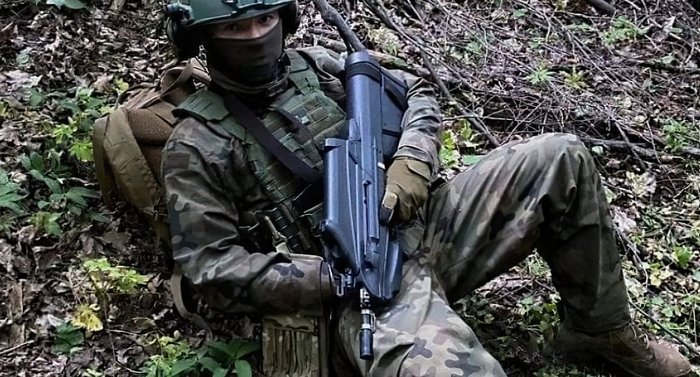 Боець з гвинтівкою FN F2000, який, ймовірно, в Україні. Травень 2022. Фото: Ukraine Weapons Tracker